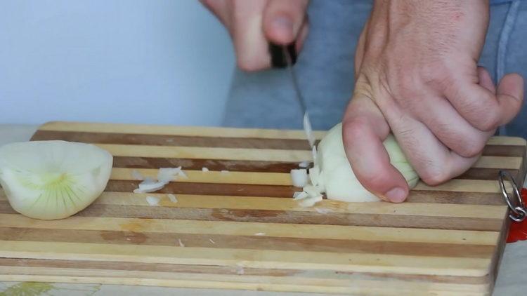 За да готвите, нарязвайте лука
