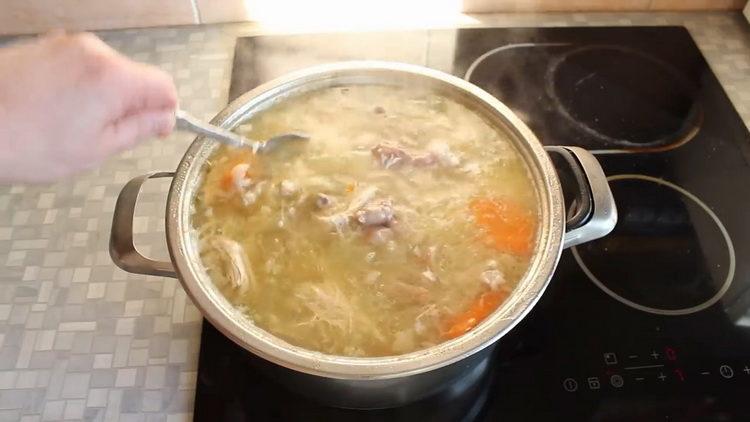 За да готвите, нарязвайте лука