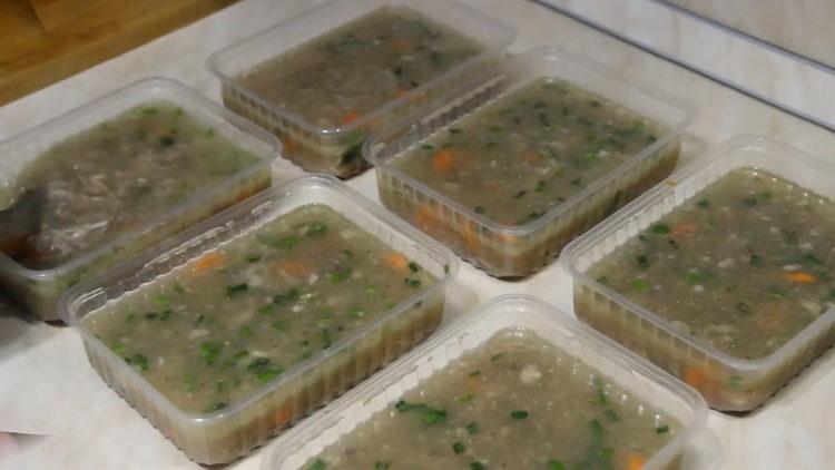 Pune ingredientele în tigaie pentru a pregăti vasul.