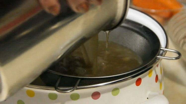 Se strecoară bulionul pentru gătit