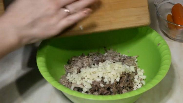 Se toacă usturoiul pentru gătit