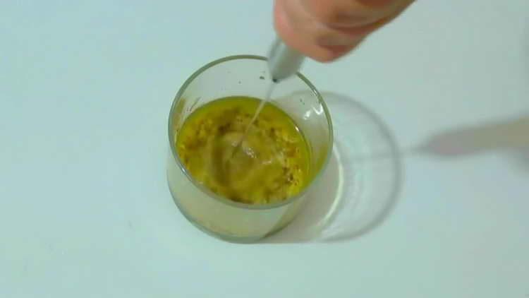 amestecă muștarul și untul