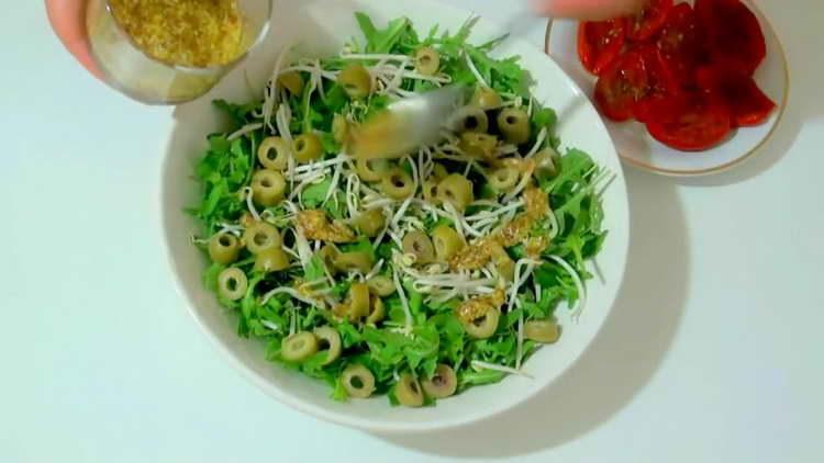 se toarnă pansament cu salată