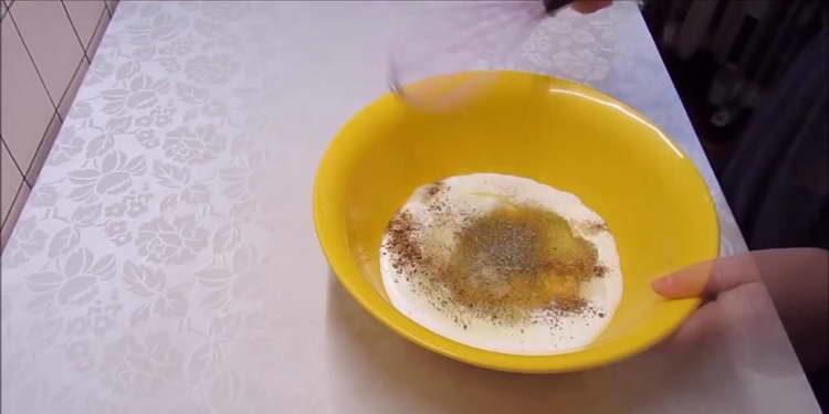 se amestecă smântână și ouă