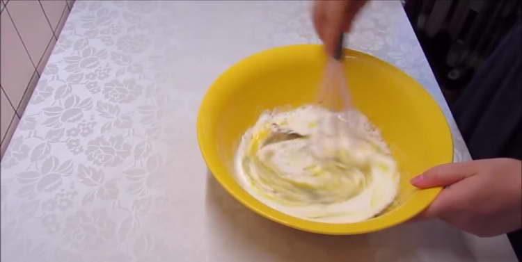 se amestecă cu un bici