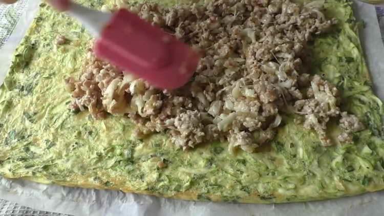 puneți carnea tocată pe rulou