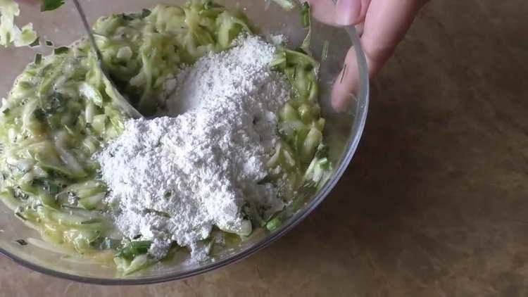 se adauga faina in aluat