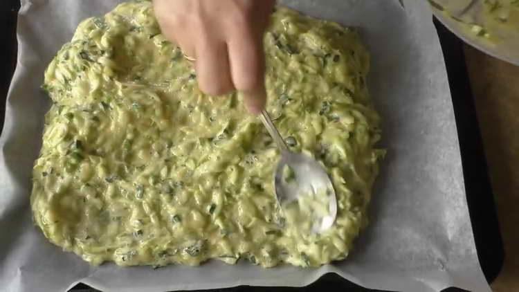 pune aluatul pe o foaie de copt