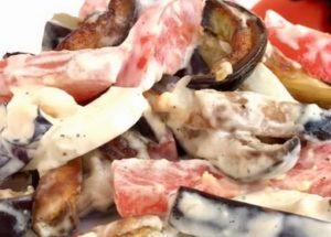 Du lærer, hvordan man laver lækker aubergine med hvidløg og mayonnaise. Hvor mange kalorier er der i dem. Hvor meget forbereder skålen.