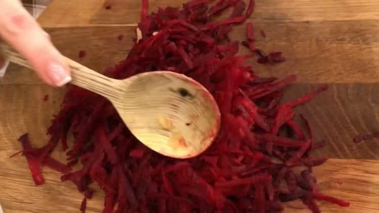 Pentru a găti, grătați sfecla