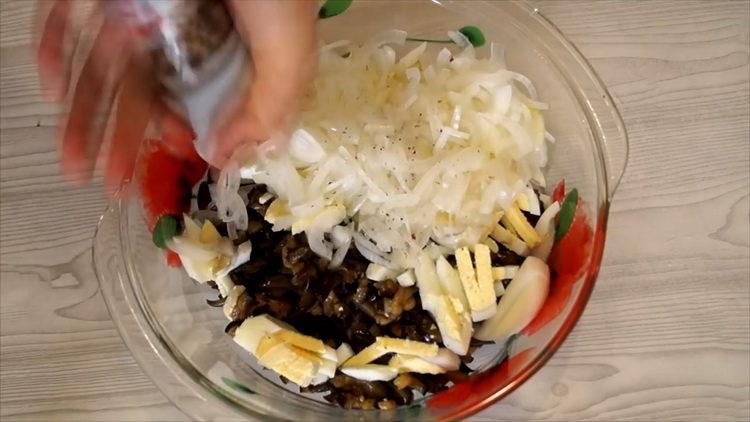 Смесете съставките, за да направите салата.