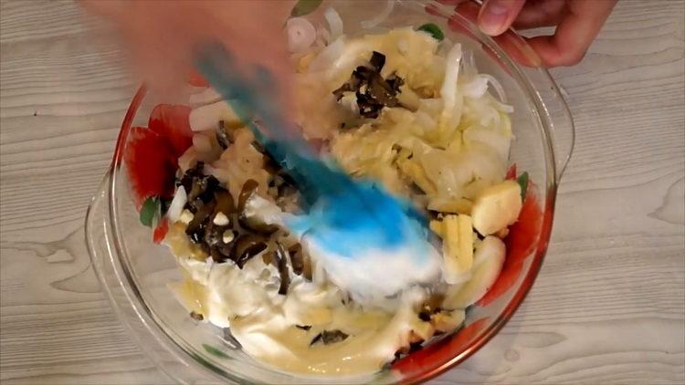 Добавете майонеза, за да направите салата