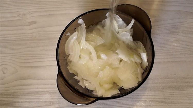 За да направите салата, добавете вода