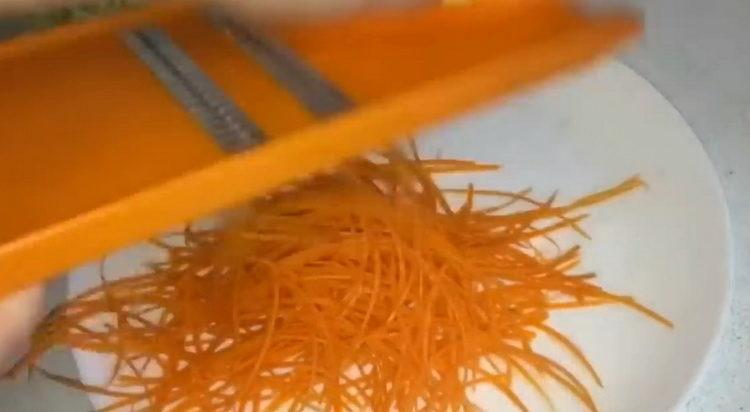 Râper les carottes pour la cuisson