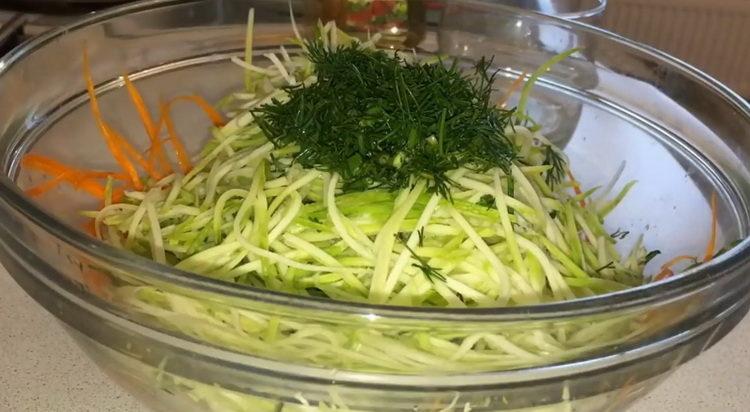 Mélangez les ingrédients pour cuisiner.