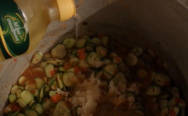 Afegiu l’oli per coure