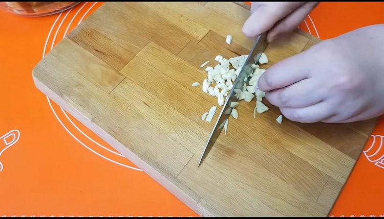 накълцайте чесъна