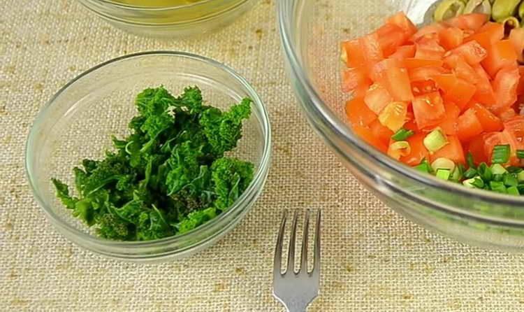 jemně nasekejte petržel