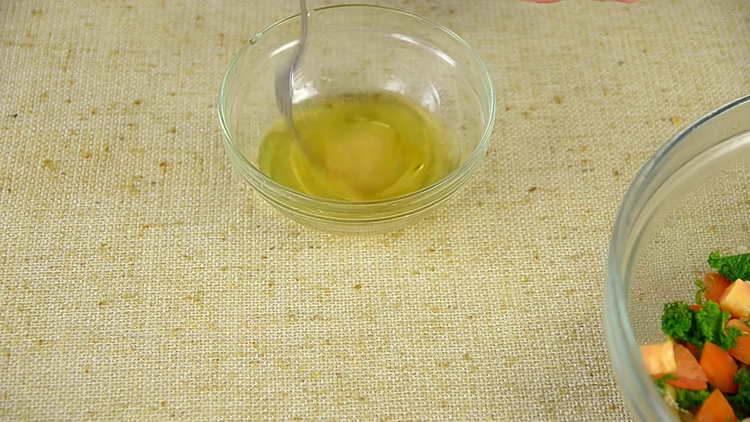 smíchejte máslo a hořčici