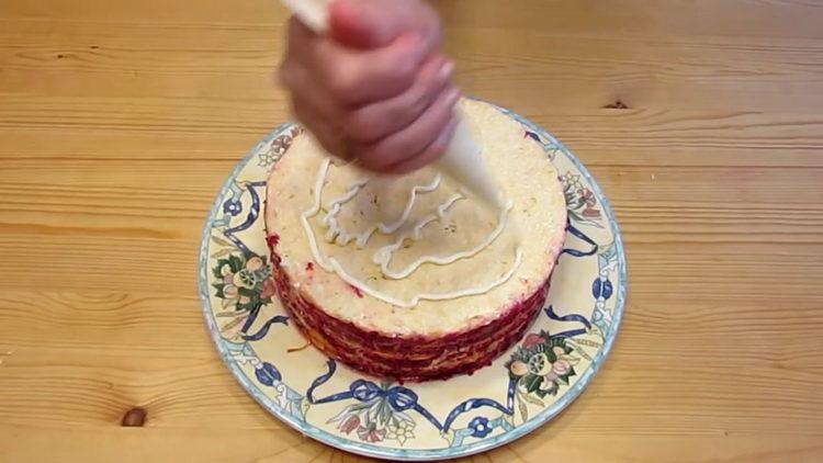 Per cuinar, revestiu la capa superior amb maionesa