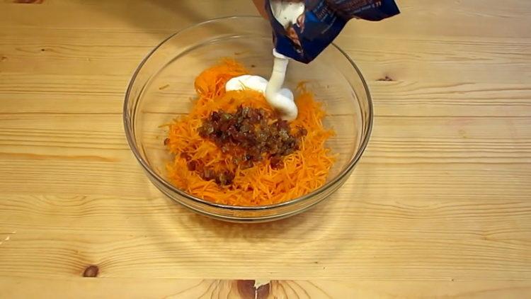 Afegiu maionesa per preparar l’àpat.