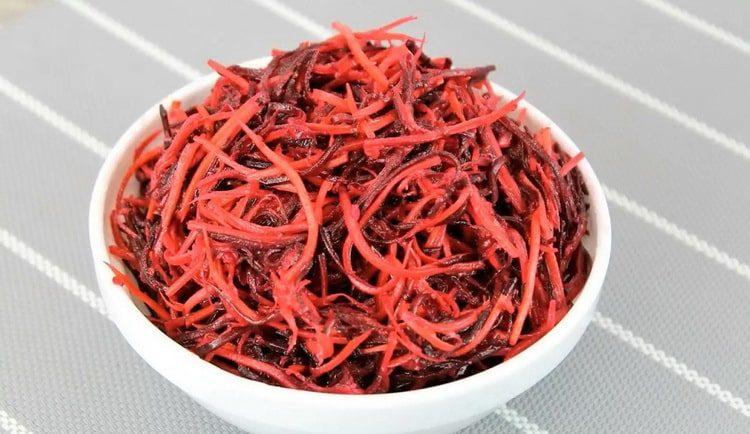 салата от сурово цвекло и моркови е готова