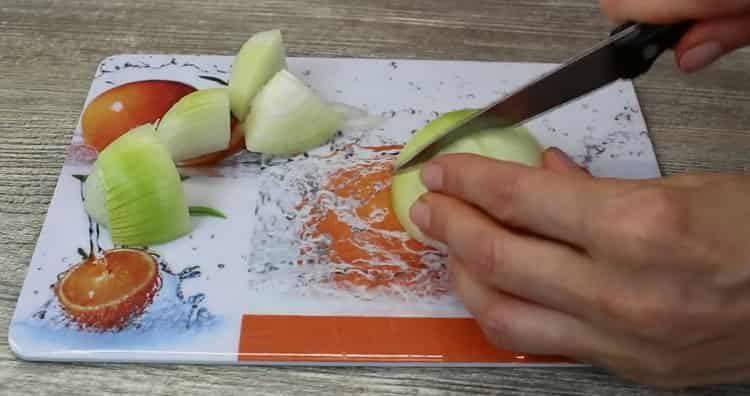 За да готвите, нарязвайте лука