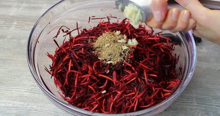 Добавете чесън за готвене