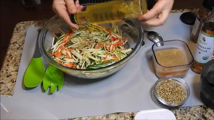 ajouter du sel et de l'huile aux légumes