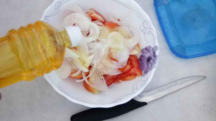 salata de sezon cu ulei și condimente