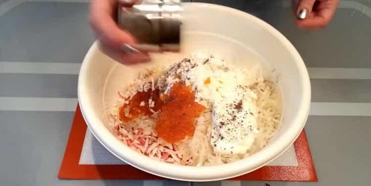 Afegiu maionesa per preparar l’àpat.