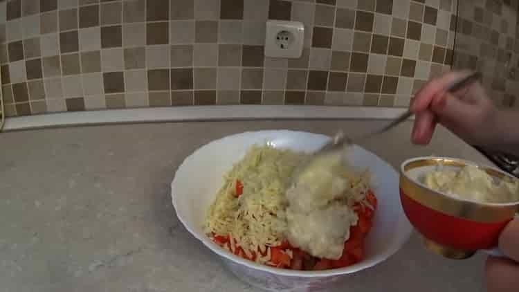 Afegiu maionesa per preparar l’àpat.