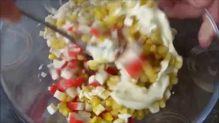 Добавете майонеза, за да направите салата