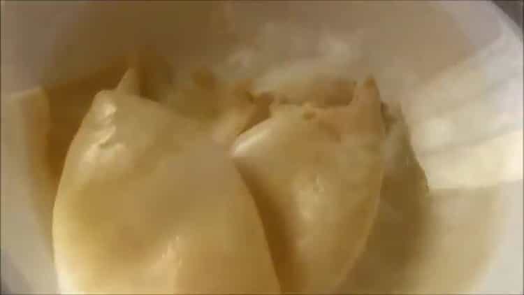 За салатата сварете калмарите