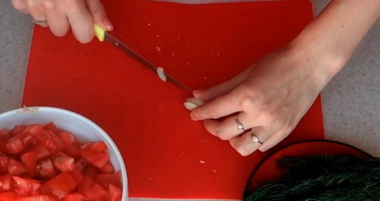 Нарежете чесъна за готвене