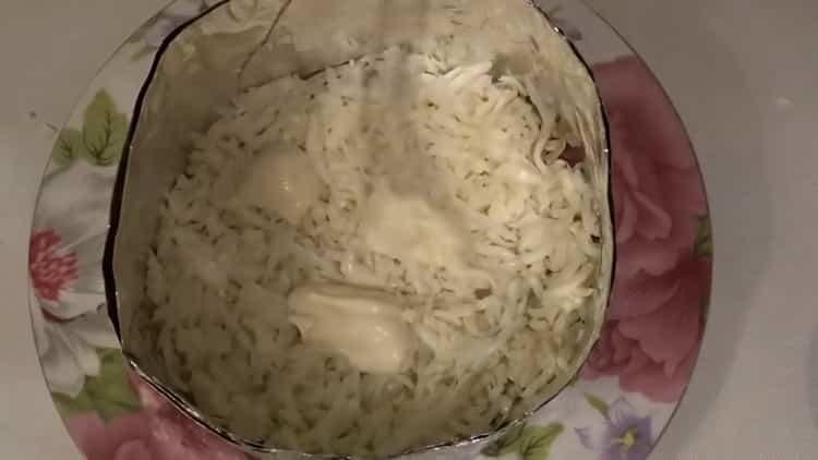 Сложете майонеза, за да приготвите ястието.