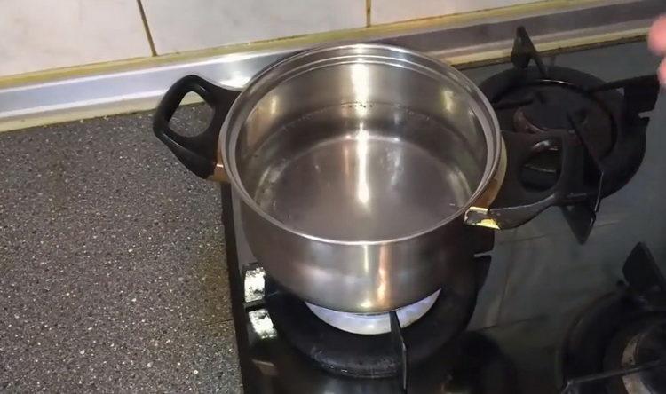 Готварска салата с пилешки дробчета и кисели краставички