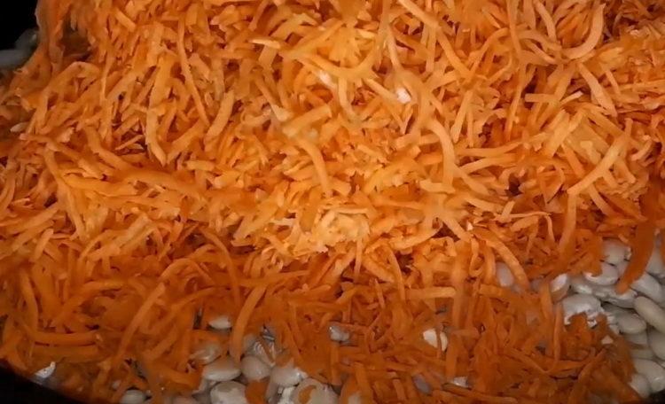 Смесете съставките за готвене.