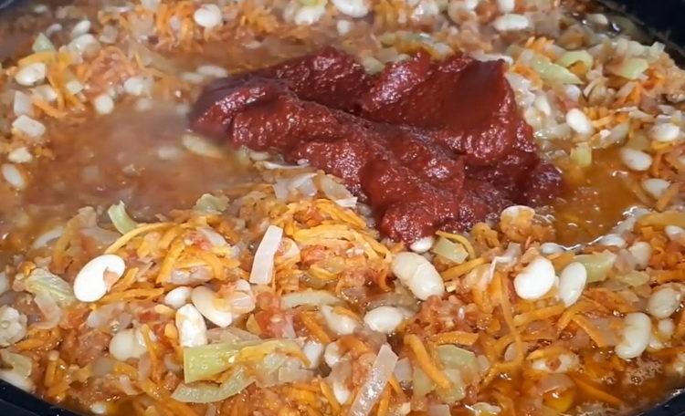 Добавете доматено пюре за готвене