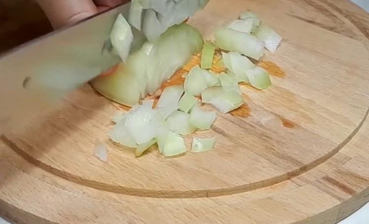 За да готвите, нарязвайте лука