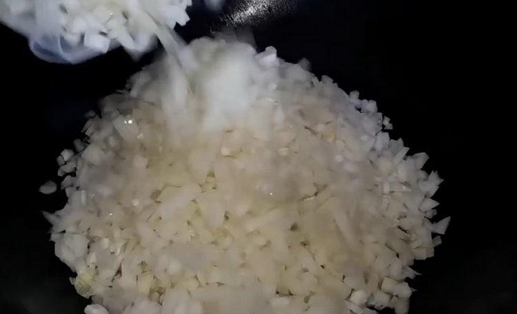 Тост, запържете лука