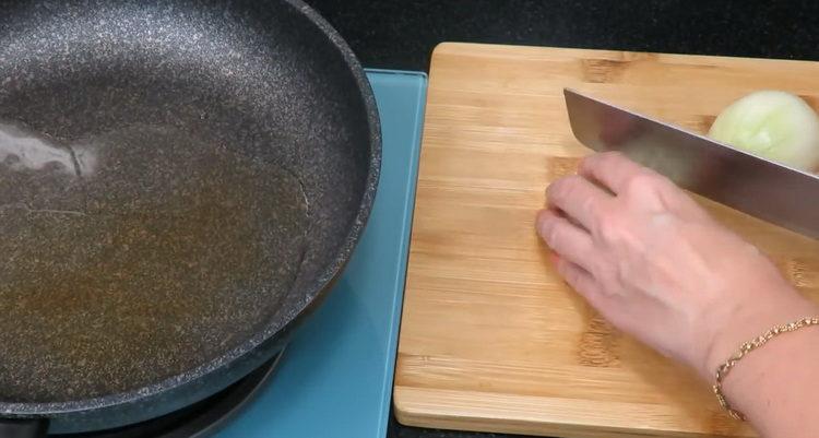 Hak løg til tilberedning