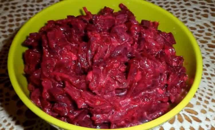 Смесете съставките за готвене.