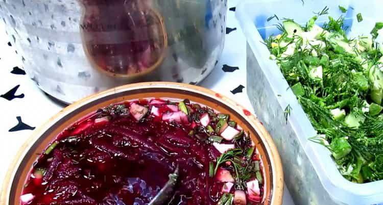 لتحضير طبق ، صب المكونات