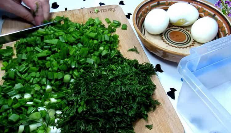 تحضير المكونات للطهي.