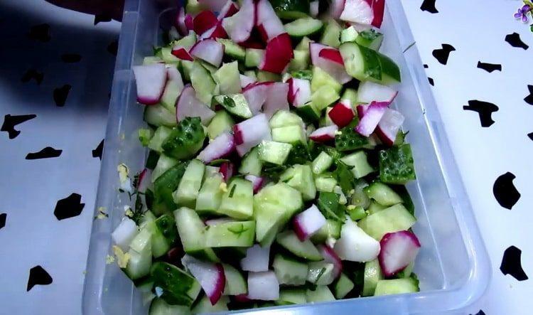 تخلط المكونات للطهي.