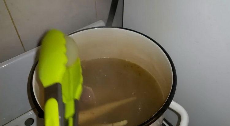 Kochen Sie die Brühe zum Kochen