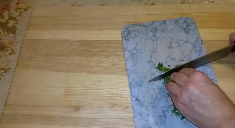 Zum Kochen Grüns schneiden