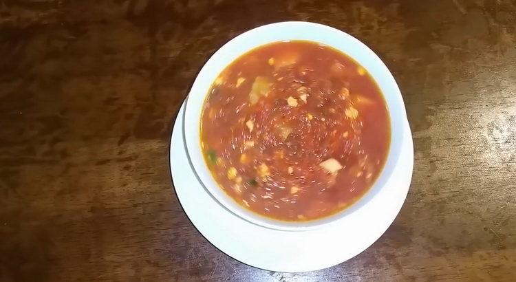 Leckere heiße Rote Beete ist fertig