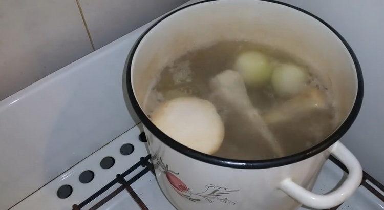 Kochen Sie die Brühe zum Kochen